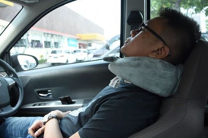 waktu yang tepat untuk menggunakan bantal leher selama perjalanan mudik