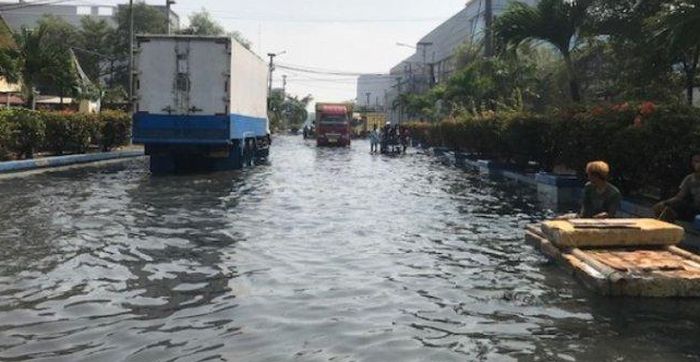 Genangan banjir rob yang melanda kawasan Pelabuhan Perikanan Samudera Nizam Zachman, Muara Baru, Penjaringan, Jakarta Utara
