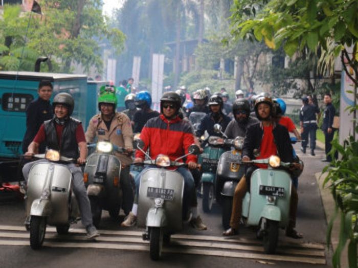 Anies Baswedan riding dengan ribuan pecinta Vespa di ajang Indonesia Vespa Days 2019