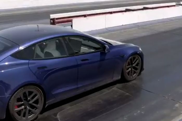Tesla Model S Plaid mencoba drag 400 m