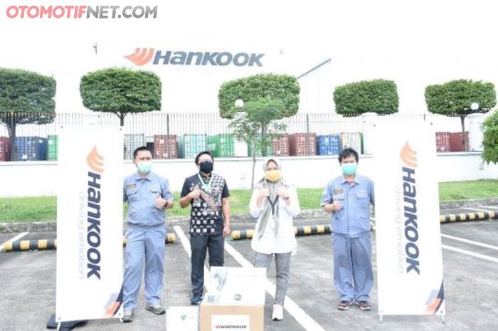 PT Hankook Tire Indonesia bagikan masker ke tenaga medis dan beberapa instansi.