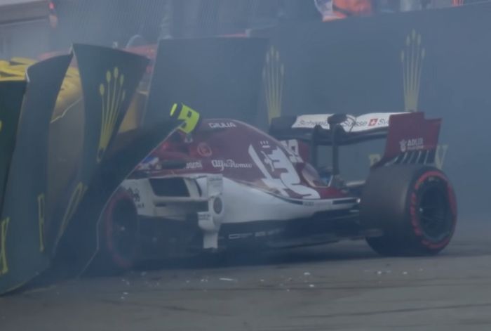 Antonio Giovinazzi yang dalam kecepatan tinggi melintir dan menghantam dinding pembatas lintasan