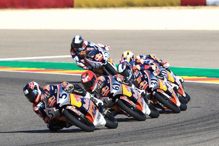 Gerry Salim (#31) saat bersaingan dengan juara Red Bull Rookies Cup 2018 Can Oncu (#61) di Aragon