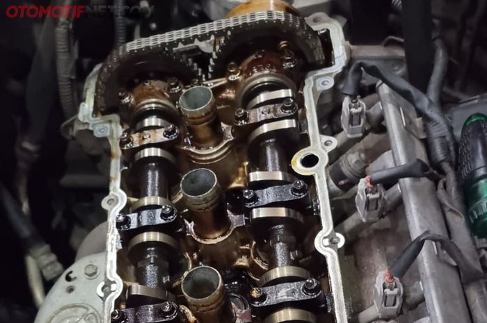 Penampakan bagian dalam head cylinder Suzuki Ertiga 2015 yang selalu ganti oli lebih cepat dari anjuran pabrik