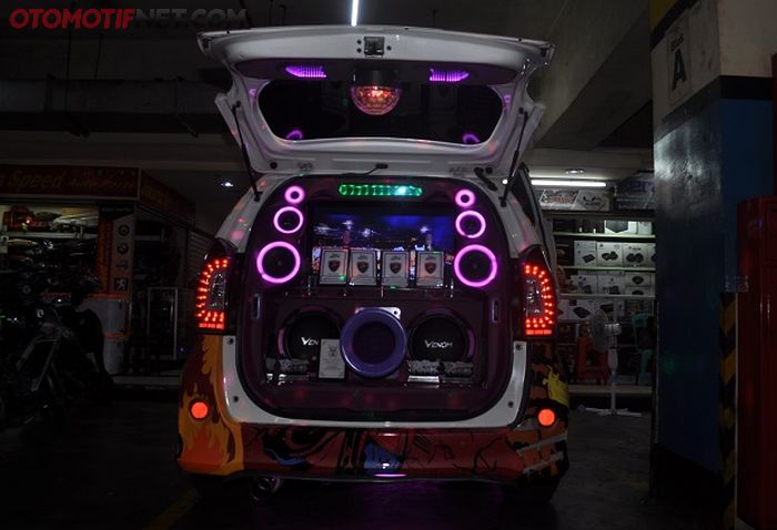 Layar monitor 40 inci bersanding dengan perangkat audio beraliran SQL full Venom