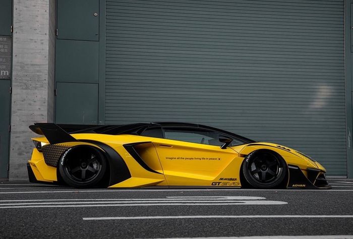 Modifikasi Lamborghini Aventador hasil garapan Liberty Walk, Jepang