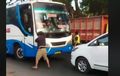 Kijang Innova Pasang Wajah, Enggak Terima Jalan Diserobot Bus, Penumpang Gebrak Kaca