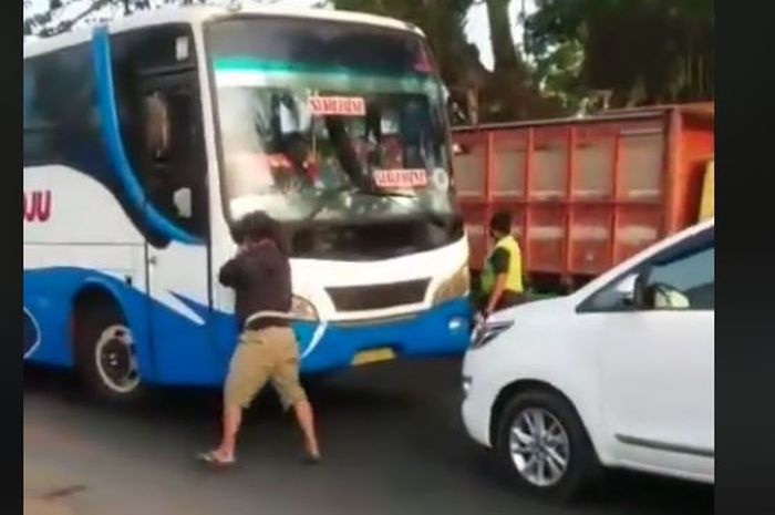 Penumpang Toyota Kijang Innova gebrak kaca bus