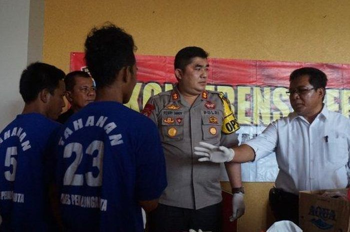 Dua pelaku perampasan motor dengan kekerasan diintrogasi oleh Kapolres Pekalongan Kota AKBP Ferry Sandy Sitepu di Hall Hotel Dafam Pekalongan, Senin (29/4/2019). 