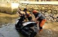 Alamak, Takut Dikejar Debt Collector, Pria Ini Nekat Buang Motornya ke Kali