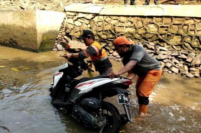 Petugas UPK Badan Air Dinas Lingkungan Hidup Jakarta Selatan menemukan satu unit sepeda motor di kali di kawasan Jagakarsa, Jakarta Selatan