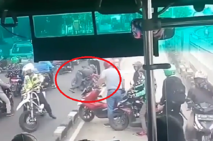 Pemotor tertangkap di busway depan Stasiun Jatinegara