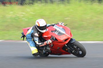 Tinggi jok ducati panigale 1199 2025