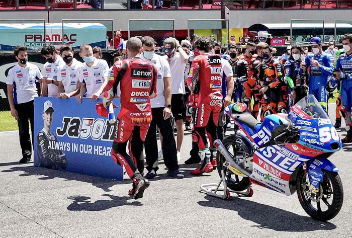 pembalap Ducati, Francesco Bagnaia (tengah) saat mengheningkan cipta untuk Jason Dupasquier sebelum start MotoGP Italia 2021
