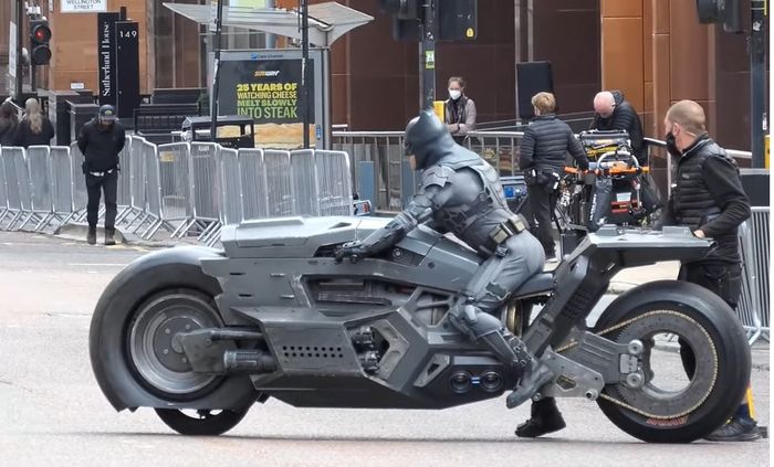 Terlihat ban depan motornya masih menggunakan ban standar