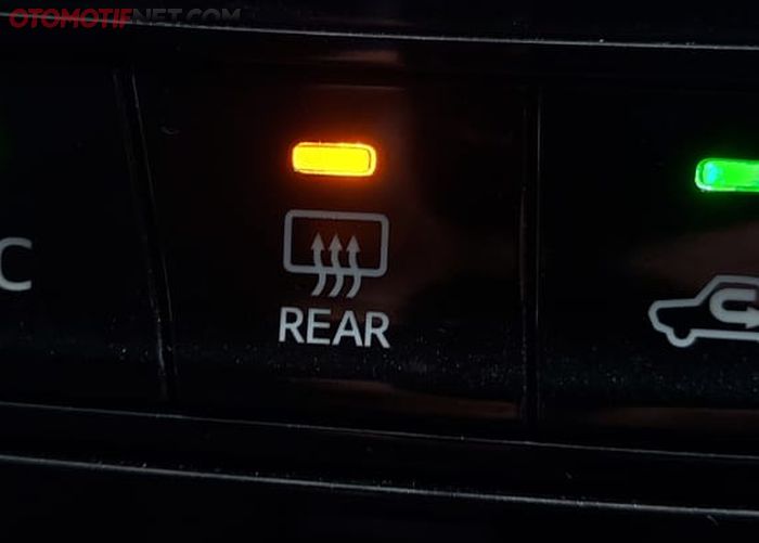 Tombol defogger belakang