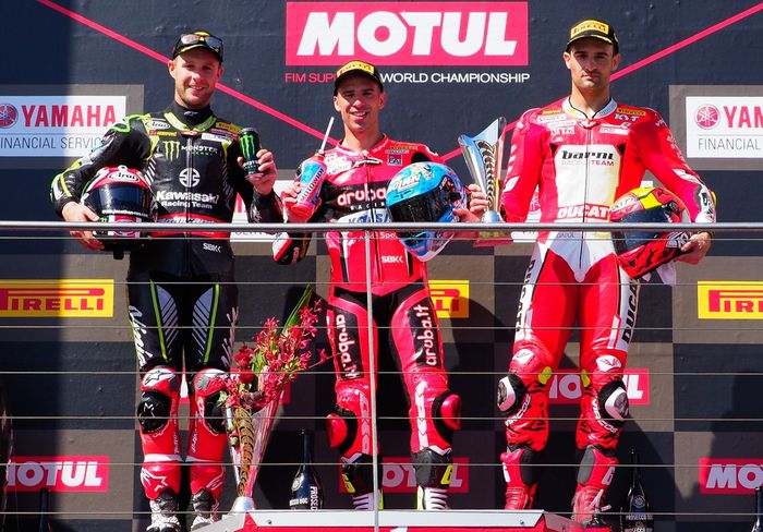 Lagi, Marco Melandri (tengah) juara race kedua, sedangkan Kawasaki lewat Jonathan Rea (kiri) finish runner-up di race 2 WSBK Australia