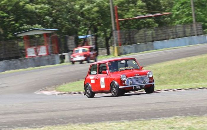 Bodi imut Mini Cooper klasik begitu gesit di Sentul