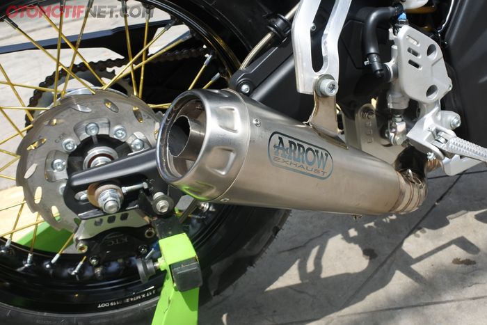 Knalpot Arrow terpasang di Yamaha XSR 155