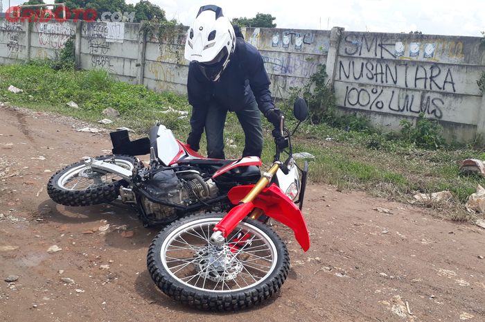 Ilustrasi Honda CRF150L  jatuh