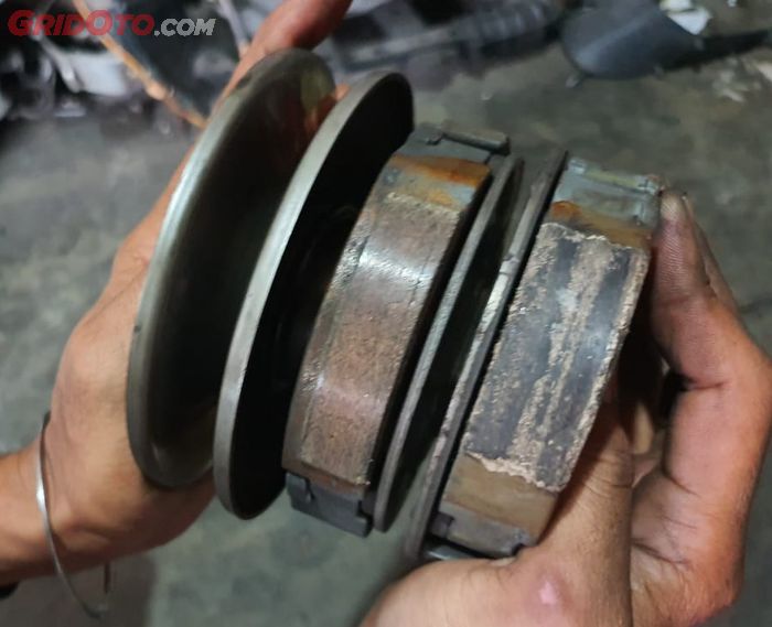 Perbandingan kampas ganda Yamaha Nouvo (kiri) dengan Yamaha Mio (kanan)