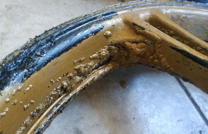 Cat akan terkelupas setelah diolesi soda api