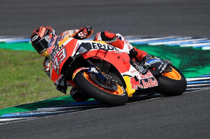 Usai terjatuh di tikungan terakhir saat tes MotoGP Jerez, Marc Marquez mengalami dislokasi bahu sebelah kanan