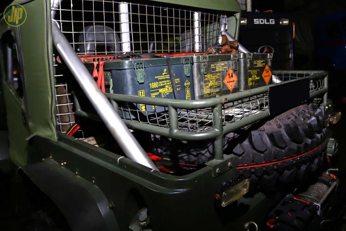 Bagian belakang dilengkapi rak untuk barang bawaan dan untuk posisi ban serep Jeep Willys CJ-2A ini. 