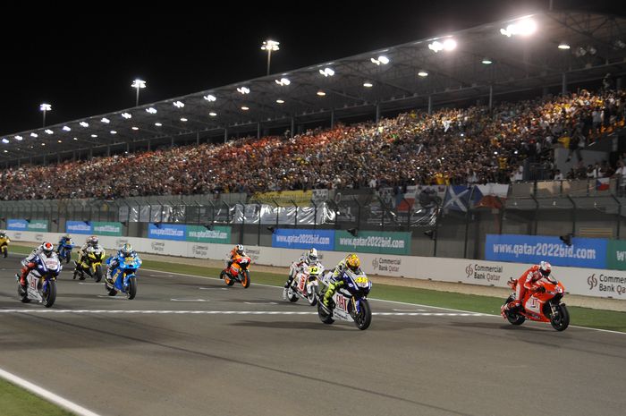 Sirkuit Losail, Qatar membuat sejarah ketika untuk pertama kalinya balap MotoGP dilakukan malam hari