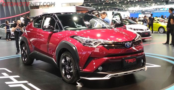 Toyota C-HR tampil mencolok dengan warna premium red