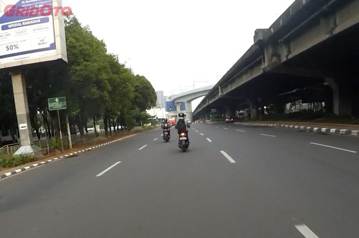 Jalan menuju persimpangan Fatmawati, Jakarta Selatan tadi pagi kosong melompong.