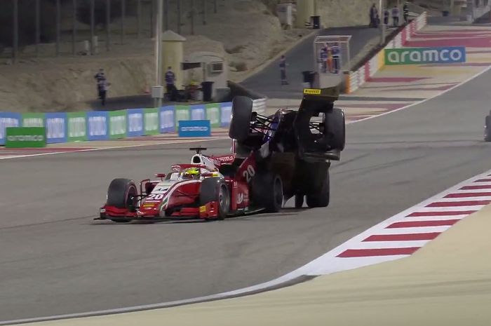 Mick Schumacher terlibat tabrakan dengan Roy Nissany dalam kualifikasi F2 Sajhir 2020, Jumat (4/12)