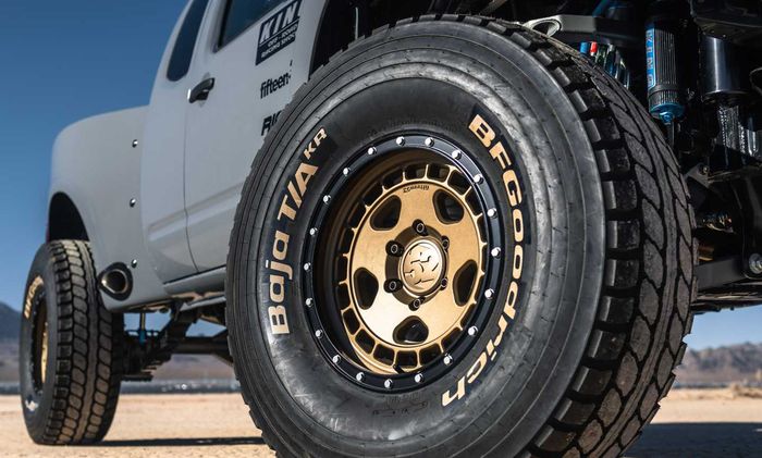 Pelek Fifteen52 TurboMacs ukuran Ring 17 dibungkus ban BFGoodrich berukuran 37 inci