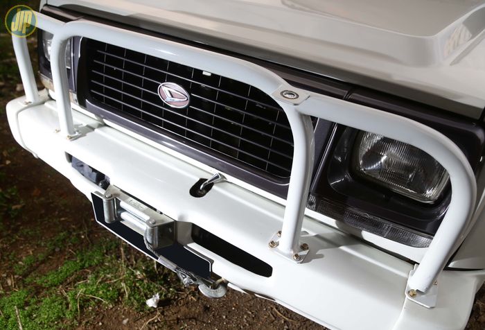 Bumper standar Daihatsu Rocky ditambahi bull-bar dan winch. 