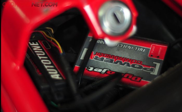 Honda CBR250RR dijejali piggyback Dynojet PCV, untuk menambah suplai bensin.  