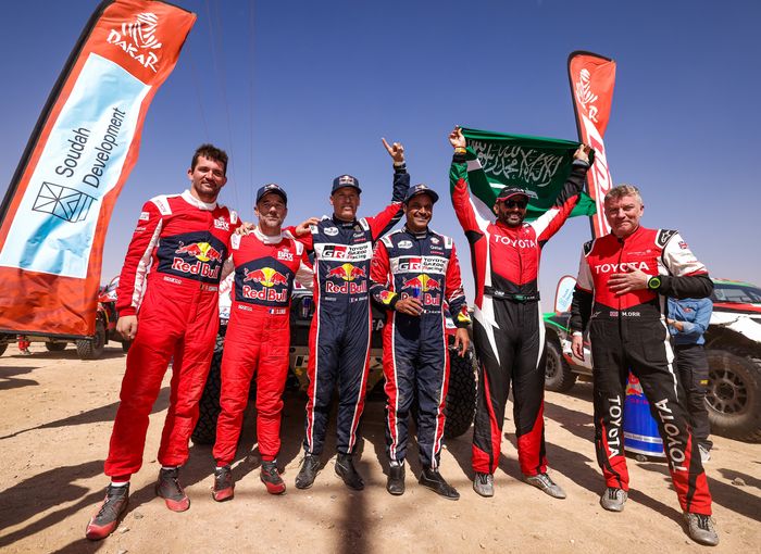 Nasser Al-Attiyah (keempat dari kiri) dan co-driver-nya juara Reli Dakar 2022, Sebastien Loeb (kedua dari kiri) meraih posisi kedua dan Yazeed Al-Rajhi (kedua dari kanan) menempati peringkat ketiga