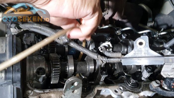 Untuk memasukkan cairan carbon cleaner maupun menyedotnya dari ruang bakar, lewat lubang nosel injektor di cylinder head