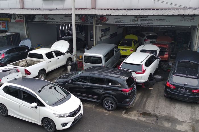 Jajaran mobil customer di salah satu cabang TJM Auto Care Jakarta