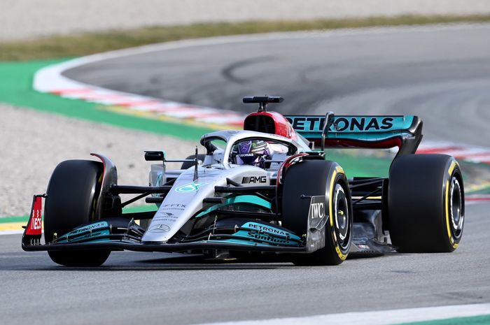 Lewis Hamilton, menjadi yang tercepat pada hari ketiga tes pramusim F1 2022 di Sirkuit Catalunya de Barcelona