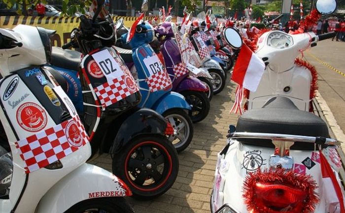 Setiap peserta bebas menghiasi Vespa