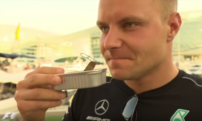 &ldquo;Baunya seperti makanan kucing,&rdquo; kata Valtteri Bottas mengenai hadiah Natal dari Max Verstappen yang kemudian membuang hadiah itu tempat sampah