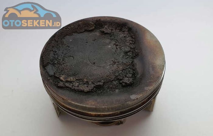 Kerak di permukaan piston 