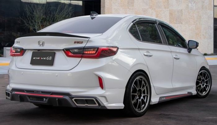 Modfikasi Honda City baru bagian buritan sporty dengan ducktail spoiler dan bumper custom