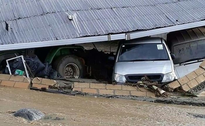 Mobil dan truk tampak tertimpa atap bangunan
