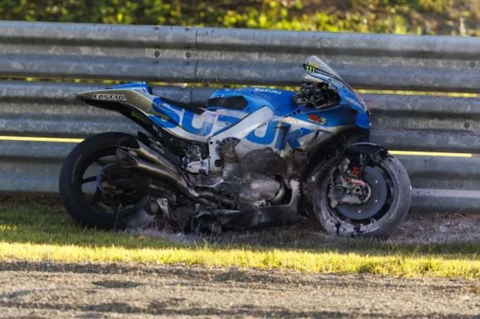 Kondisi motor Suzuki GSX-RR milik Takuya Tsuda, pembalap tim Suzuki Ecstar setelah terbakar saat balapan di MotoGP Jepang 2022