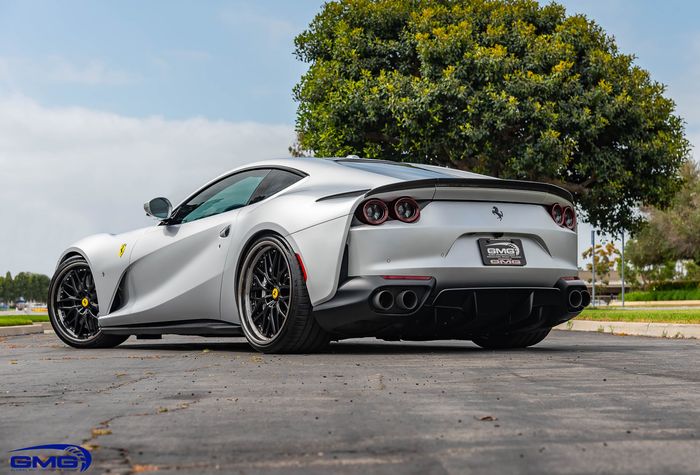 Tongkrongan Ferrari 812 Superfast juga dibuat lebih merunduk