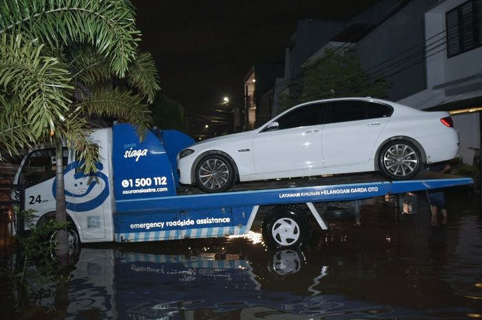 Kerusakan mobil karena bencana alam sebenarnya bisa ditanggung oleh asuransi, tetapi pemilik polis standar harus memastikan kalau asuransi yang dimiliki mempunyai perluasan jaminan