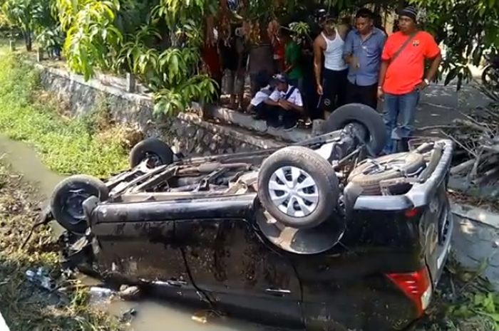 Avanza oleng, menabrak dan terbalik di parit besar