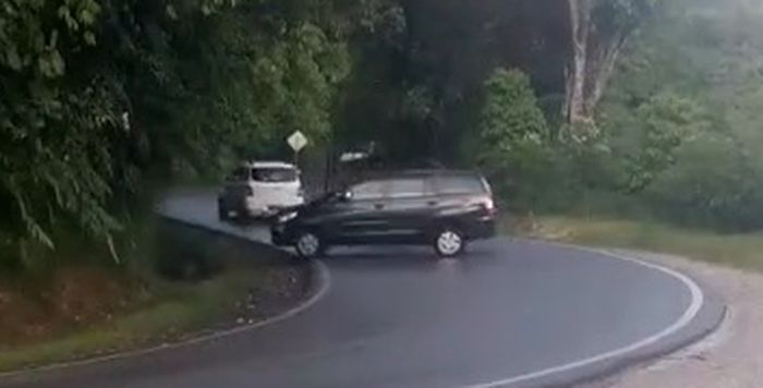 Tangkapan layar Toyota Kijang Innova mengalami aquaplaning di Jalan Lintas Sumatera, Kecamatan Lumban Julu pada Minggu (27/06/2021).