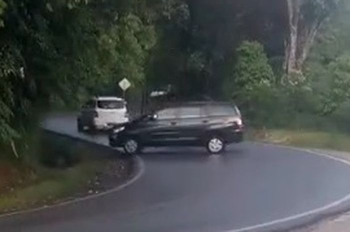 Tangkapan layar Toyota Kijang Innova mengalami aquaplaning di Jalan Lintas Sumatera, Kecamatan Lumban Julu pada Minggu (27/06/2021).